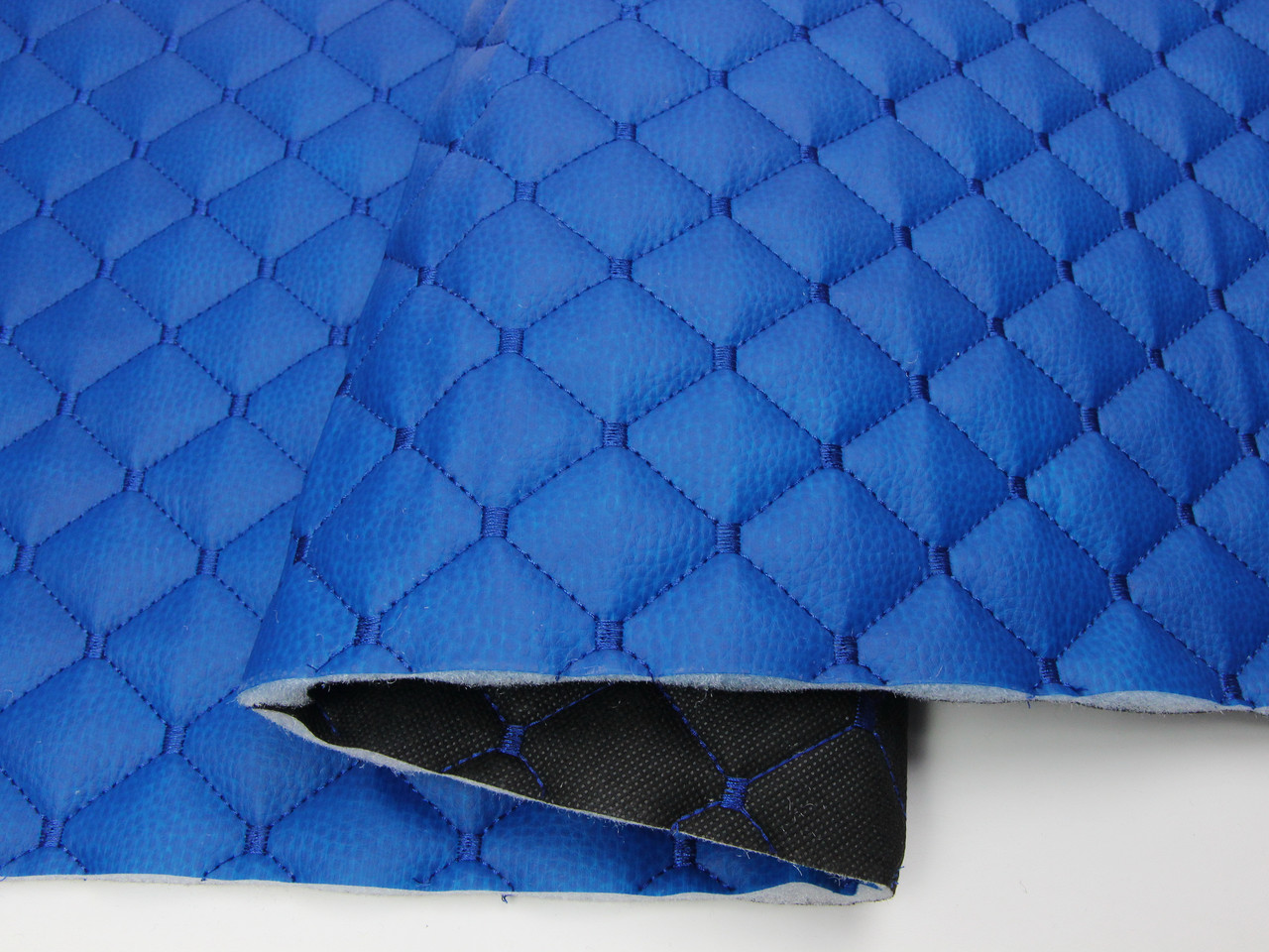 Кожзам стёганый синий «Ромб» (прошитый синей нитью) дублированный синтепоном и флизелином, ширина 1,35м детальная фотка