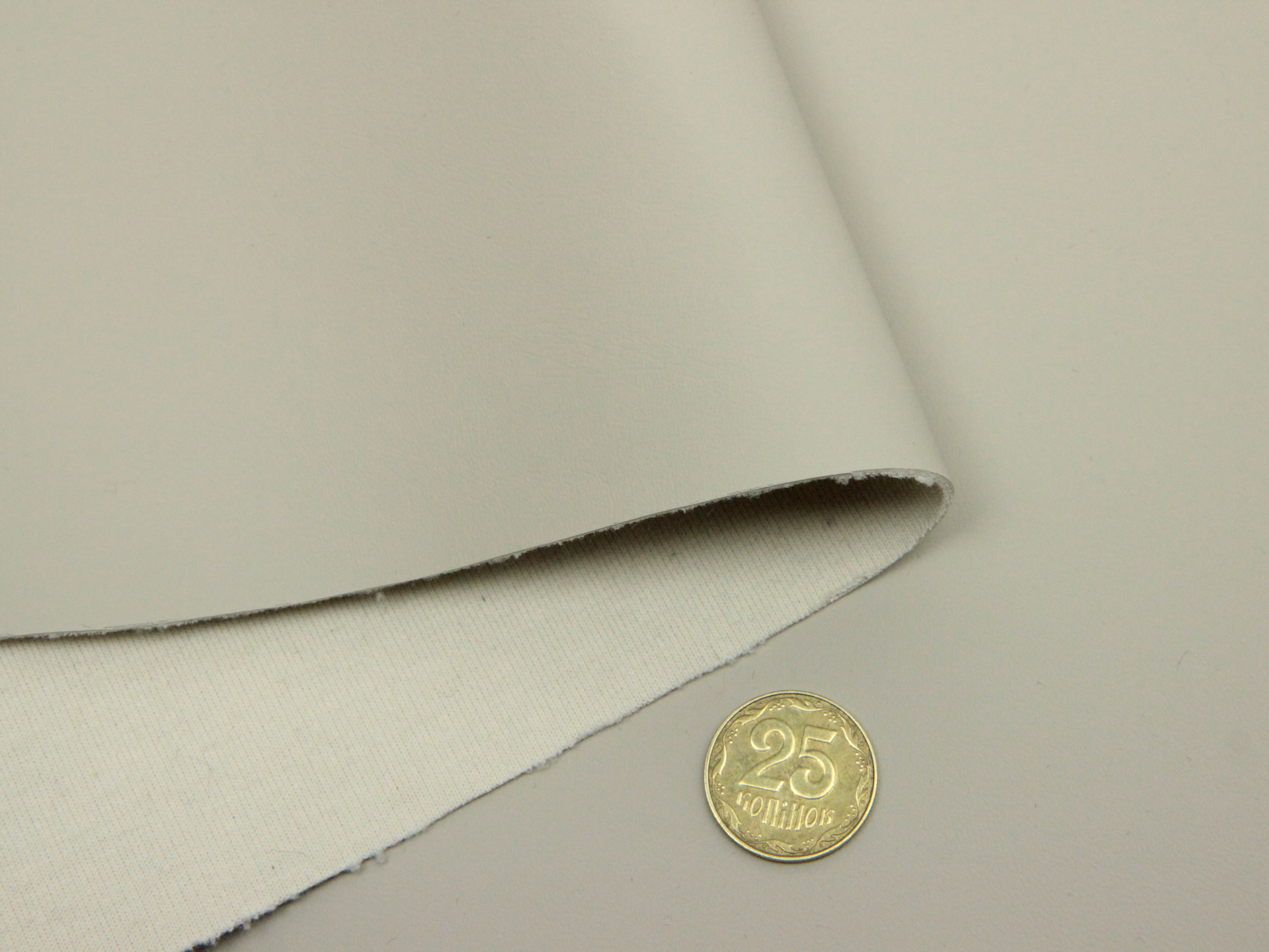 Биэластик молочный гладкий (bl-6) для перетяжки дверных карт, стоек, airbag и вставок детальная фотка