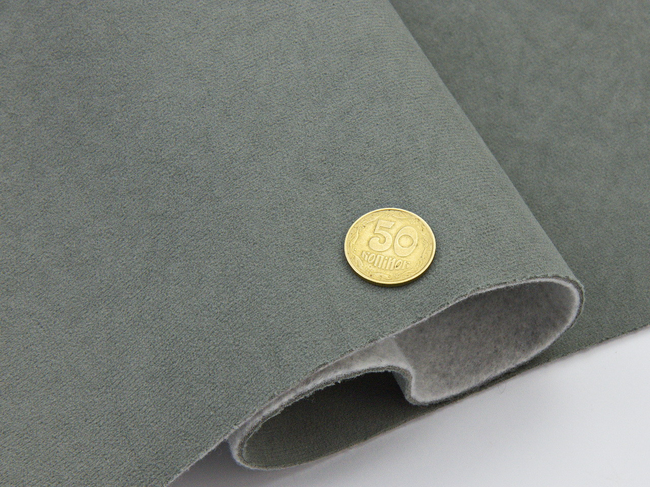 Автовелюр потолочный Alkantra A16, цвет светло-серый, на поролоне и войлоке, толщина 2мм, ширина 160см, Турция детальная фотка