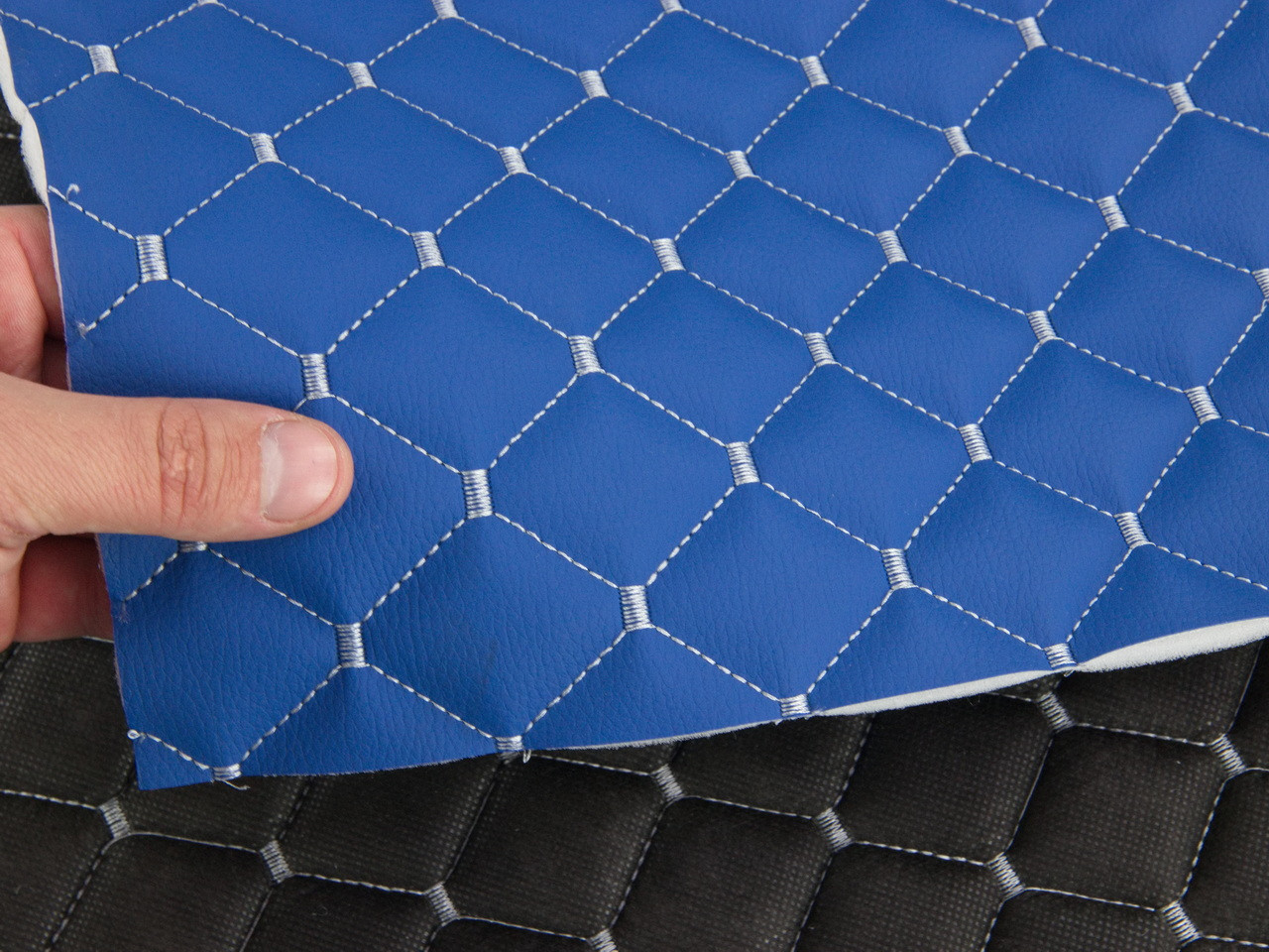 Стёганый кожзам Maldive "Ромб синий" с светло-серой нитью, на поролоне и флизелине, толщина 7мм, ширина 1,35м детальная фотка